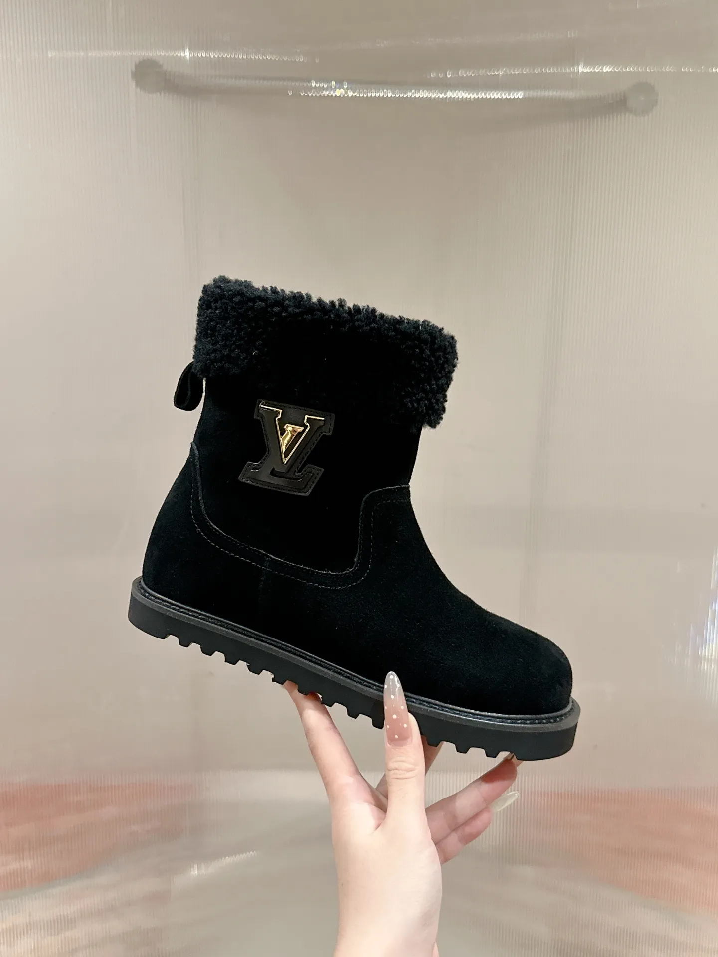 👟👟Ex-factory price 780👟👟 Louis Vuiton·Louis Vuitton 2025ss new LV Aspen Line series wool thick-soled Chelsea short boots fur boots snow boots Martin boots Original purchase, development and production This LV snow boots adopt the original lasting method. The materials are all original ones. Pay attention to the difference between the lower version and the molded rubber sole. The upper is decorated with three-dimensional carvings, which is full of high-end. The upper foot is really beautiful. ▪️Fabric: Cow suede/presbyopia leather ▪️Inner lining: original wool lining ▪️Outsole: original molded outsole ▪️Size: 35-40 (40 customized, non-returnable)